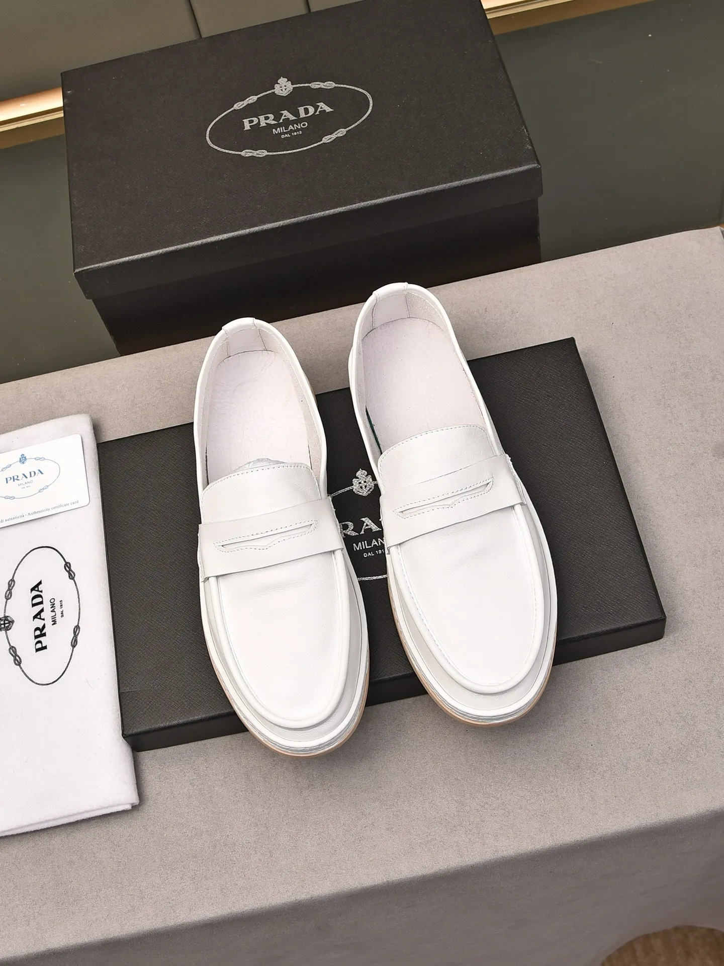👟👟👟Men's Shoes💰P420 🆕🔥New Updates🔥👟PRADA (Prada) new products are released, imported soft cowhide, fashionable to allow air to penetrate the entire shoe, and the awesome shoes [strong] bring an extremely comfortable and breathable feeling! Beautiful inside and out! Exquisite workmanship, top-grade cowhide material, 😌Number: 38~44, black and white color options.